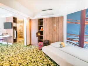 Giường trong phòng chung tại Ibis Styles Wien City