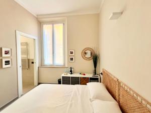 モデナにあるRed Collection, Boutiques Rooms & Suites, Modena City Centerのベッドと窓のある寝室