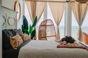 Ένα ή περισσότερα κρεβάτια σε δωμάτιο στο Relax and Retreat at BellaView603 - Comfortable Oceanfront Condo