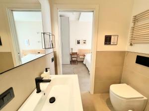 モデナにあるRed Collection, Boutiques Rooms & Suites, Modena City Centerの白い洗面台とトイレのあるバスルーム +75枚の写真