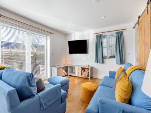 イフラクームにあるOlive Tree Houseのリビングルーム(青いソファ、テレビ付)