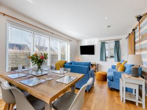 イフラクームにあるOlive Tree Houseのテーブルと青いソファのあるリビングルーム