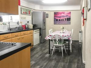 Kuchyň nebo kuchyňský kout v ubytování Bryn Euryn Cottage - 28135