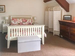 Postel nebo postele na pokoji v ubytování Bryn Euryn Cottage - 28135