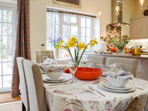 mesa de comedor con mantel en Fairylea Cottage, en Rosemount