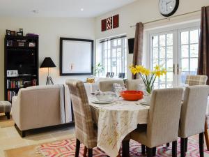 Un comedor con mesa y sillas en Fairylea Cottage, en Rosemount