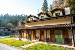 a house in the mountains with a green door at Agriturismo PratoAlto in Onore