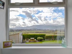 una finestra con vista su un cortile di The Tottsie a Bassenthwaite