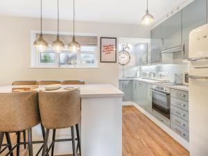 O bucătărie sau chicinetă la Hook Cottage - Uk48361