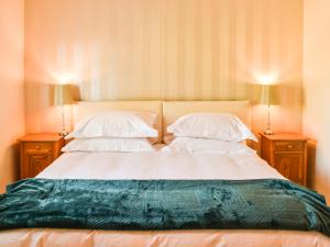 En eller flere senge i et værelse på Tansey Cottage + 11 billeder