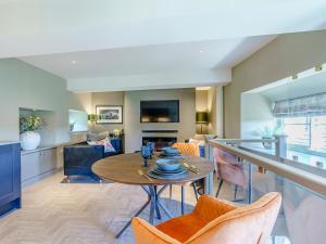 a living room with a table and chairs at Frenchgate Mews in Richmond