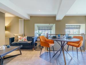 a living room with a table and chairs and a couch at Frenchgate Mews in Richmond