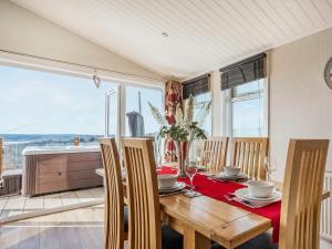 una sala da pranzo con tavolo e sedie con vista di Oakwood Lodge a Lochwinnoch