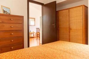 una camera da letto con un letto e una cassettiera di Sweet Home Isolotto - direttamente sulla spiaggia ad Albinia