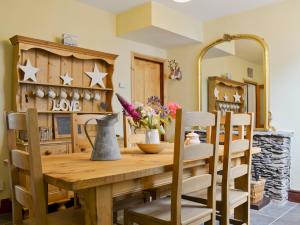 ein Esszimmer mit einem Holztisch und Stühlen in der Unterkunft 18 In The Corner in Windermere