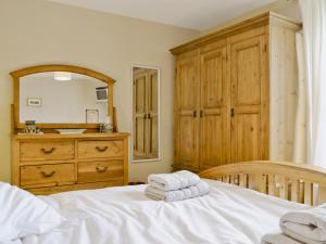 ein Schlafzimmer mit einem Bett mit Handtüchern darauf in der Unterkunft 18 In The Corner in Windermere