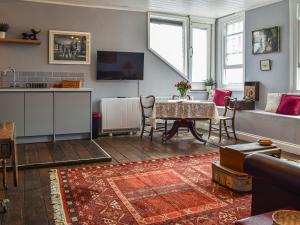 a living room with a table and a kitchen at Wellesley Retreat in Hastings +11 photos