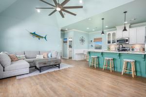 StingareeにあるSea Glass Retreat homeのソファとテーブルのあるキッチンとリビングルーム