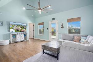 StingareeにあるSea Glass Retreat homeのソファと薄型テレビのあるリビングルーム
