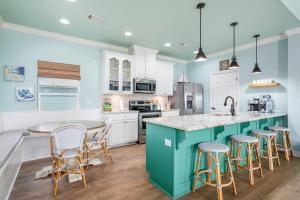 StingareeにあるSea Glass Retreat homeの青い島(バースツール付)のあるキッチン