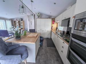 Kuchyň nebo kuchyňský kout v ubytování Spacious 8 Berth Luxury Lodge For Hire At Broadland Sands In Suffolk Ref 20033Cv