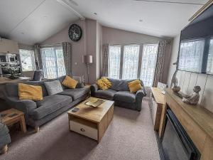 Posezení v ubytování Spacious 8 Berth Luxury Lodge For Hire At Broadland Sands In Suffolk Ref 20033Cv