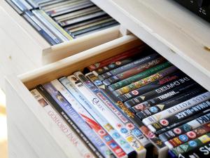 un tiroir rempli de dvds et autres dvds dans l'établissement Half Turn Cottage, à Whitstable