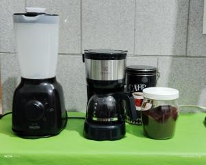 a blender sitting on top of a green counter at Quarto em casa compartilhada in Manaus