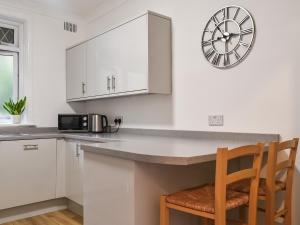 Η κουζίνα ή μικρή κουζίνα στο Flat 2, Langtry Apartment