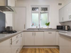 Η κουζίνα ή μικρή κουζίνα στο Flat 2, Langtry Apartment
