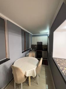 Η κουζίνα ή μικρή κουζίνα στο Abek Apartments