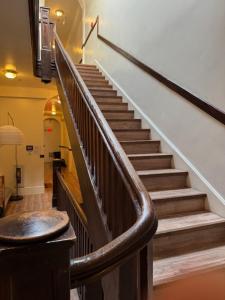 - un escalier dans un bâtiment doté d'une balustrade en bois dans l'établissement Walk everywhere heart Gaslamp, à San Diego 6 autres photos