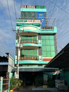 金瓯Khách sạn Gia Hưng的顶部有标志的建筑物