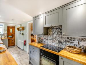 Η κουζίνα ή μικρή κουζίνα στο Holly Cottage +19 φωτογραφίες