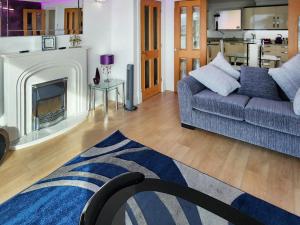 トーキーにあるRiviera Mewsのソファと暖炉のあるリビングルーム