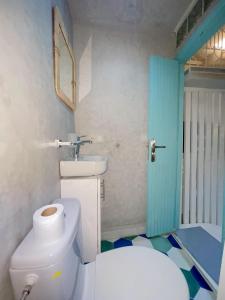 baño con aseo blanco y puerta azul en Studio Turquesa Kasbah Tangier, en Tánger 14 fotos más