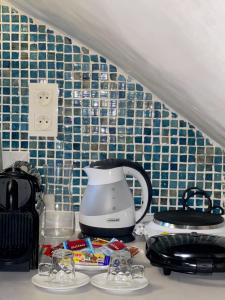 encimera de cocina con cafetera en Studio Turquesa Kasbah Tangier, en Tánger