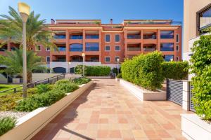 an apartment building with a walkway in front of it at Hogar Brisa de las Marinas acogedor apartamento con amplia terraza y acceso directo a las piscinas-Comfortable apartment with spacious terrace and direct pool access in Denia