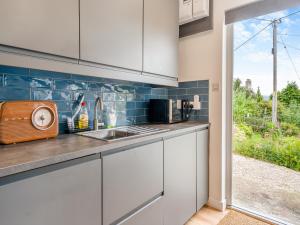 Η κουζίνα ή μικρή κουζίνα στο Sea Breeze Cottage +5 φωτογραφίες