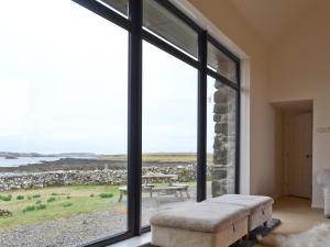 Habitación con ventana grande con vistas al océano. en 7 Greep, en Orbost