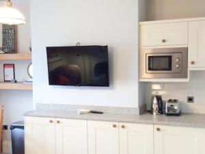 ファイリーにあるApartment 5 - 28159のキッチン(カウンタートップ、壁掛けテレビ付)