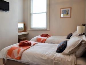 ファイリーにあるApartment 5 - 28159のタオルが敷かれたベッドが2つある寝室 +10枚の写真