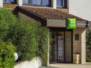 a ups store with a sign in front of it at ibis Styles Niort Poitou Charentes in Vouillé