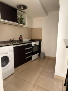 a kitchen with a washer and a washing machine at Moderno y funcional Dpto cerca del casco histórico de Salta in Salta