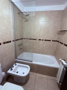 a bathroom with a tub and a toilet and a sink at Moderno y funcional Dpto cerca del casco histórico de Salta in Salta