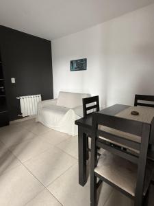 a bedroom with a bed and a table and chairs at Moderno y funcional Dpto cerca del casco histórico de Salta in Salta