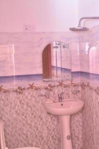 a bathroom with a sink and a mirror at Mountain Top Guest in Bandarawela