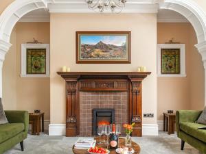 TrefriwにあるNumber Threeのリビングルーム(暖炉、絵画付)