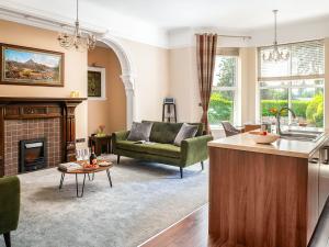 TrefriwにあるNumber Threeのソファと暖炉のあるリビングルーム