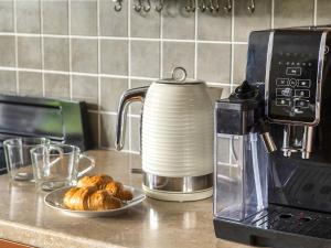 TrefriwにあるNumber Threeのトースターとパンの皿が置かれたキッチンカウンター